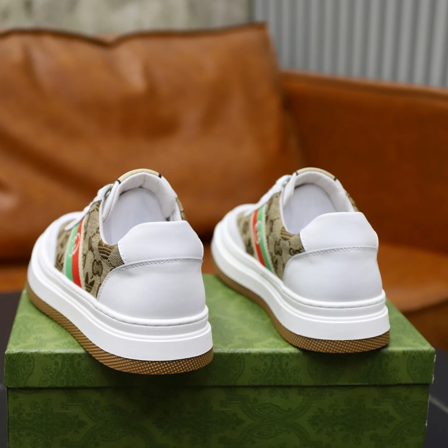 Ex-factory price: 420💰🙅‍♂️🙅‍♂️🙅‍♂️ Brand: GUCCI Standard code: 38–44 (45 can be customized) Grade: Same as the official website Material: Original cowhide fabric Comfortable pigskin lining Lightweight wear-resistant outsole Style category: Men's fashionable casual shoes and boots Running sneakers Distinguished luxury brand elements Top luxury Color: actual picture color